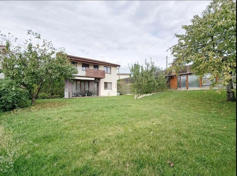 Casă individuală cu 5 camere cu Canalizare în Iris