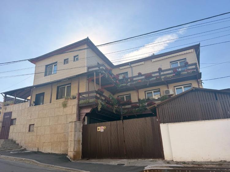 Casă cu 7 camere cu Teren 298 Mp în Central