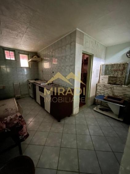 Casă individuală cu 7 camere cu Canalizare în Central
