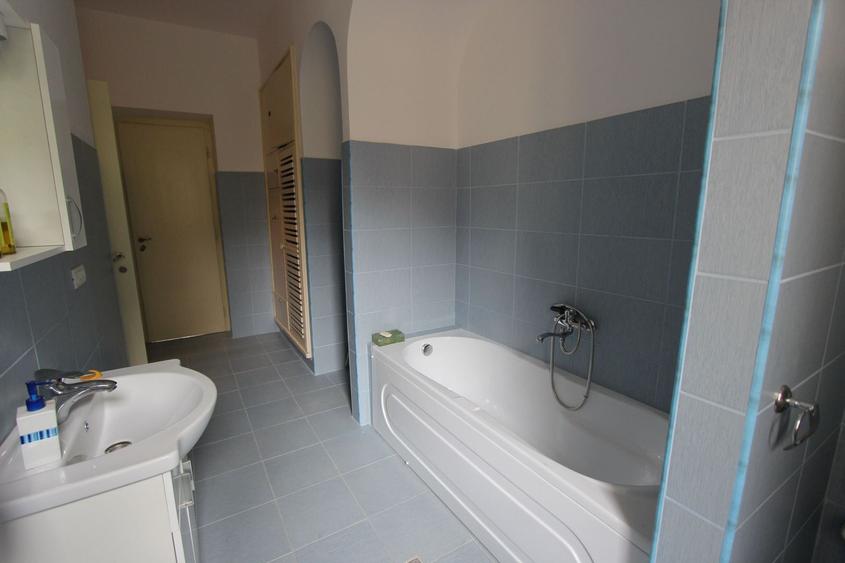 Apartament cu 3 camere semidecomandat, mobilat în Central