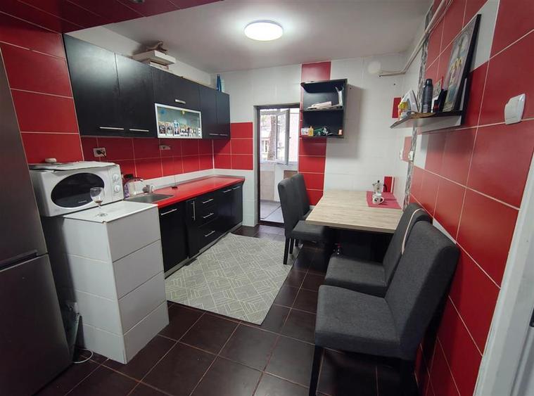 Apartament cu 3 camere decomandat în Nicolina