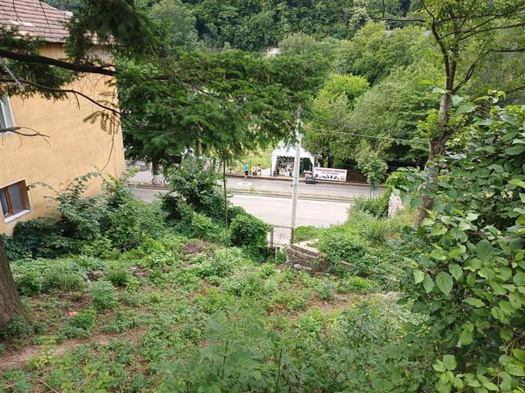 Casă individuală cu 4 camere cu Teren 3204 Mp în Central