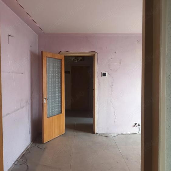 Apartament cu 3 camere semidecomandat în Rahova