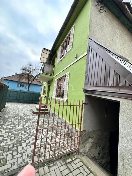Casă individuală cu 5 camere cu Canalizare în Central