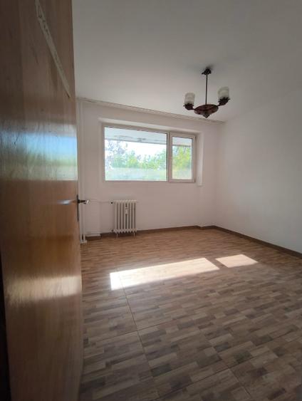 Apartament cu 3 camere decomandat în Drumul Taberei