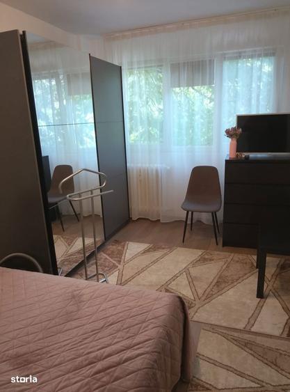 Apartament cu 3 camere semidecomandat în Berceni