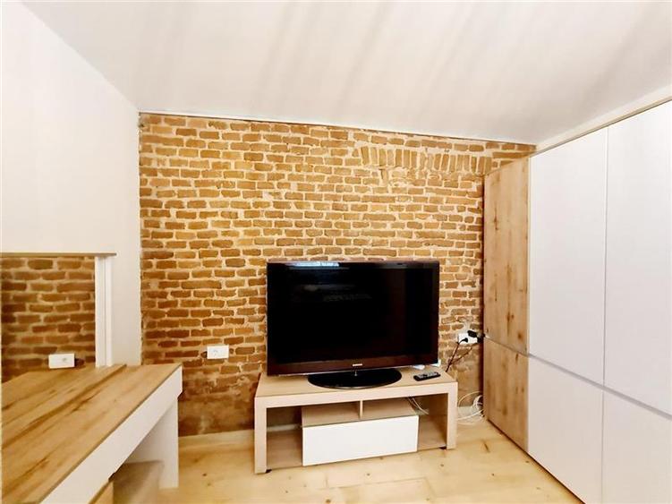 Apartament cu 2 camere semidecomandat, mobilat în Central