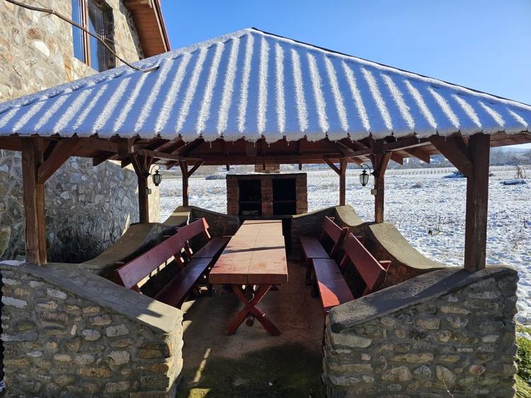 Casă individuală cu 6 camere cu Canalizare în Brădet