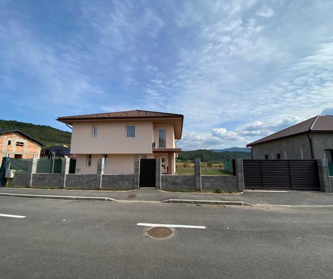 Casă cu 4 camere în Central