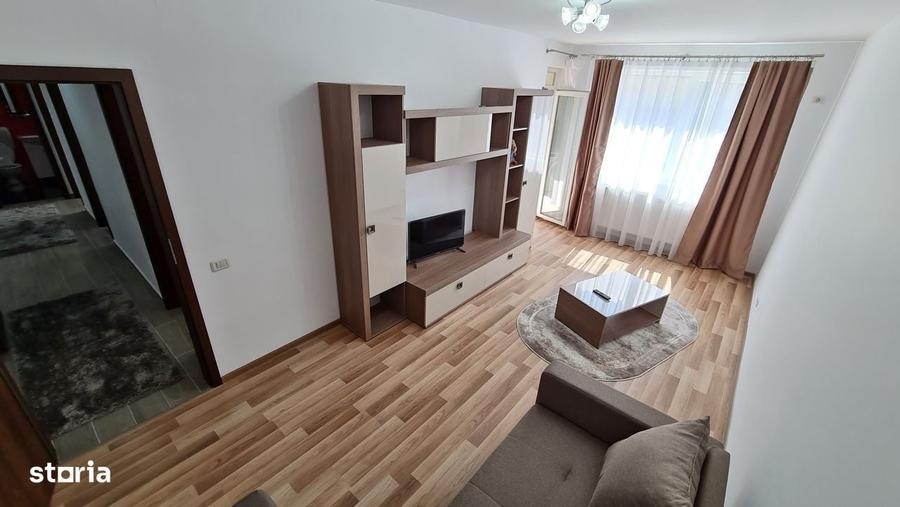 Apartament cu 3 camere decomandat în Metalurgiei