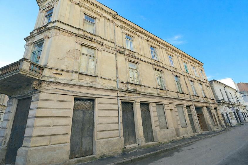 Casă individuală cu 5 camere cu Teren 1015 Mp în Universitate