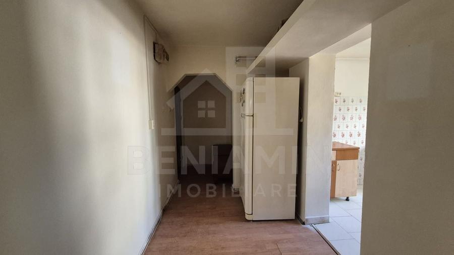 Apartament cu 2 camere semidecomandat în Craiovița Nouă
