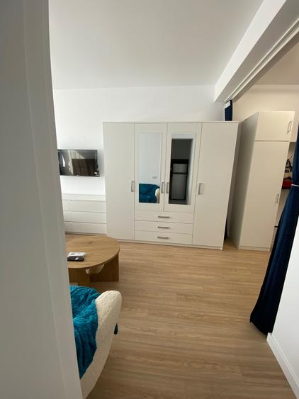Apartament cu 6 camere decomandat în Exterior Vest