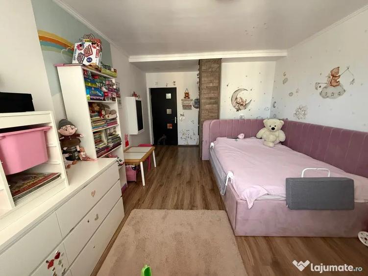 Apartament cu 3 camere decomandat, mobilat în Cornișa