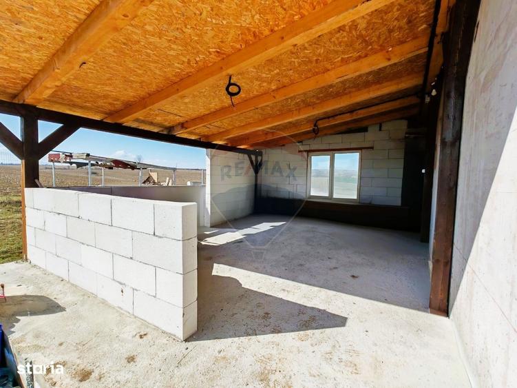 Casă cu 2 camere cu Teren 529 Mp în Roșia