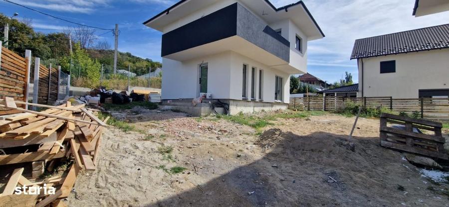 Casă cu 4 camere în Ștefănești