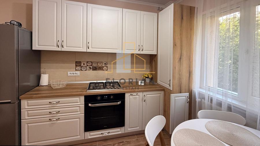 Apartament cu 4 camere decomandat, mobilat în Neptun