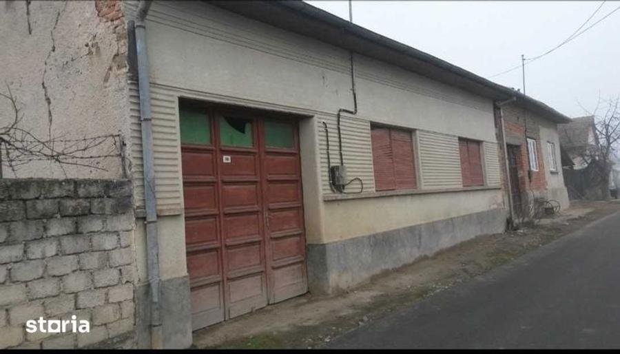 Casă cu 4 camere cu Teren 700 Mp în Bozovici