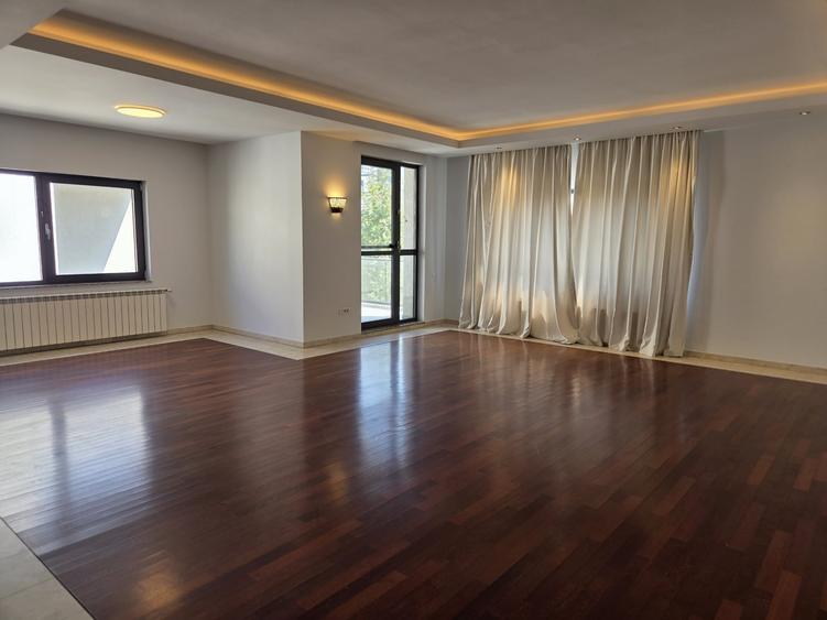 Apartament cu 4 camere decomandat în Dorobanți