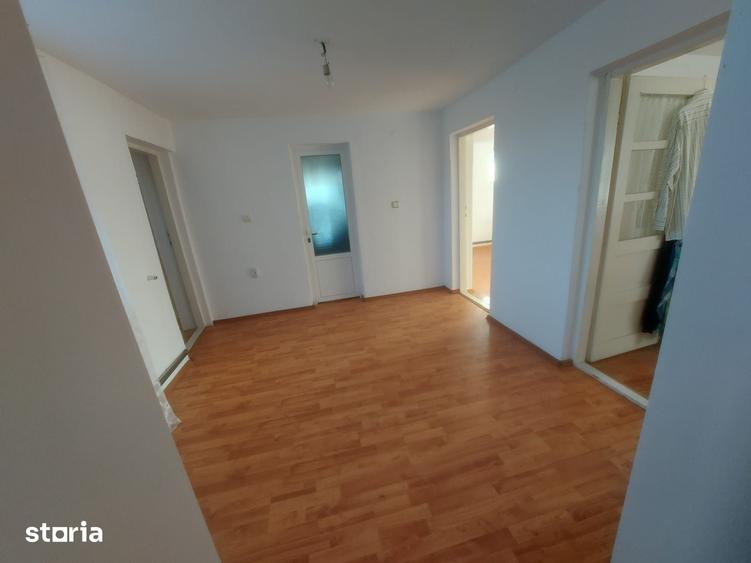 Casă cu 5 camere cu Teren 500 Mp în Priseaca