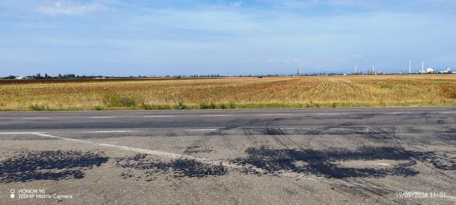 Teren în Est