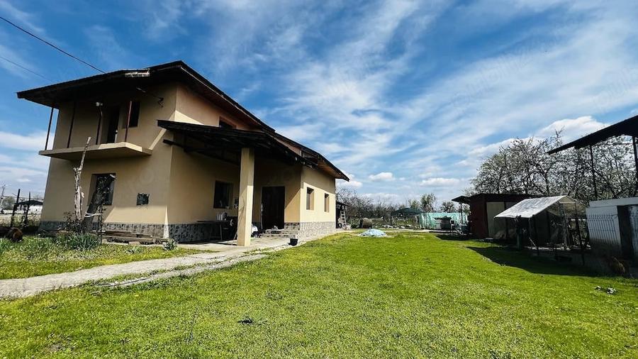 Casă cu 6 camere cu Teren 3576 Mp în Central