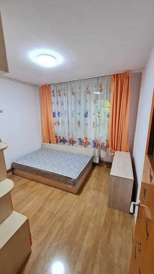 Apartament cu 3 camere semidecomandat în Drumul Taberei