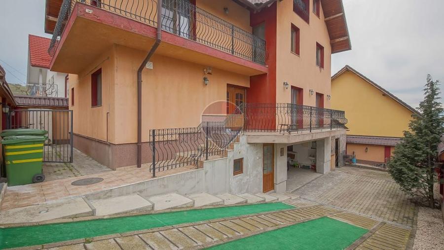 Casă cu 5 camere cu Teren 300 Mp în Central