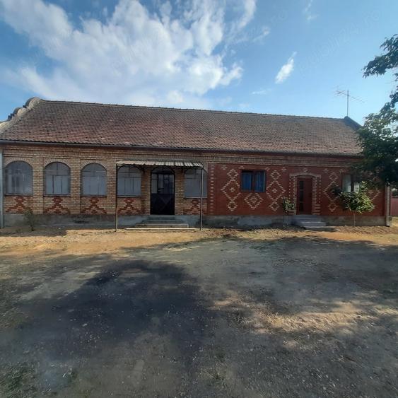 Casă cu 3 camere cu Teren 1300 Mp în Central