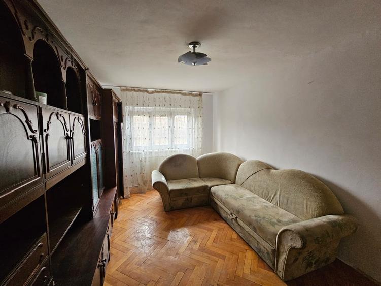 Apartament cu 3 camere decomandat, mobilat în Lipovei