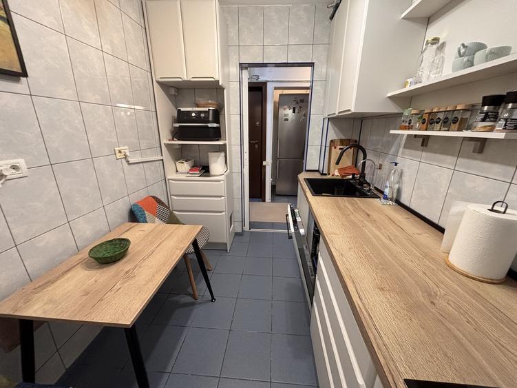 Apartament cu 3 camere semidecomandat în P-ța Muncii