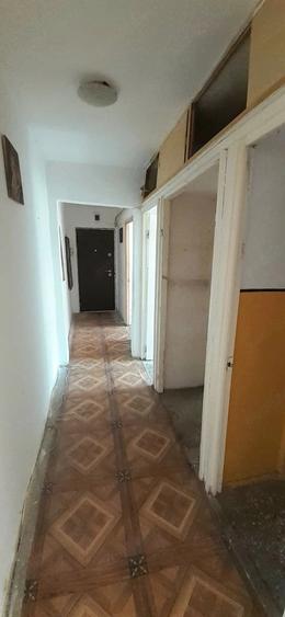 Apartament cu 3 camere semidecomandat în Moroasa 2