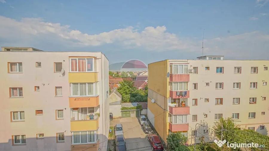Apartament cu 3 camere semidecomandat în Nord