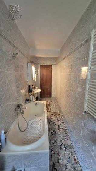 Casă individuală cu 12 camere cu Canalizare în Calea Moroieni