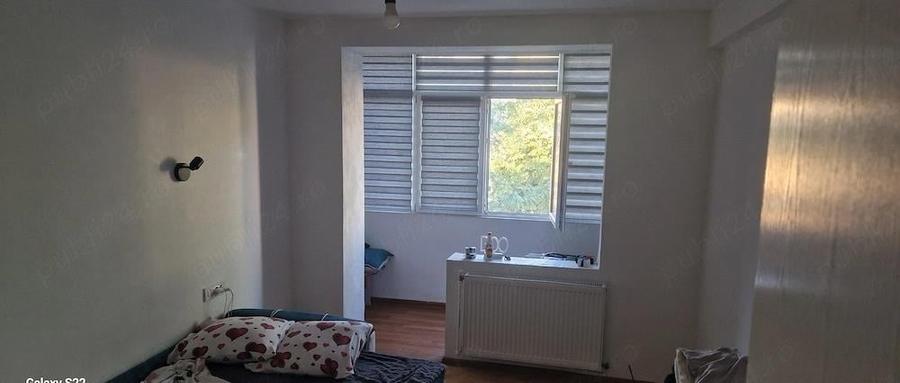 Apartament cu 3 camere semidecomandat în