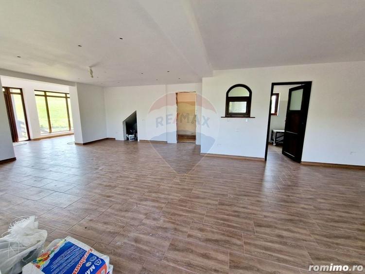 Casă cu 8 camere cu Teren 1502 Mp în Central