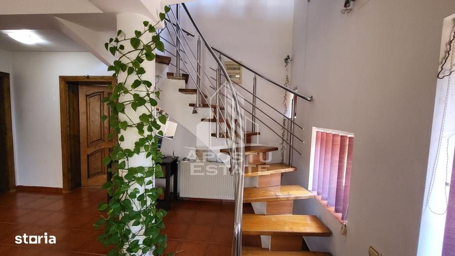 Casă cu 4 camere în Aradului