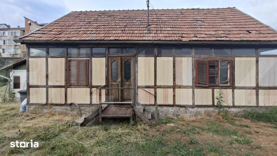 Casă cu 2 camere cu Teren 1070 Mp în Central