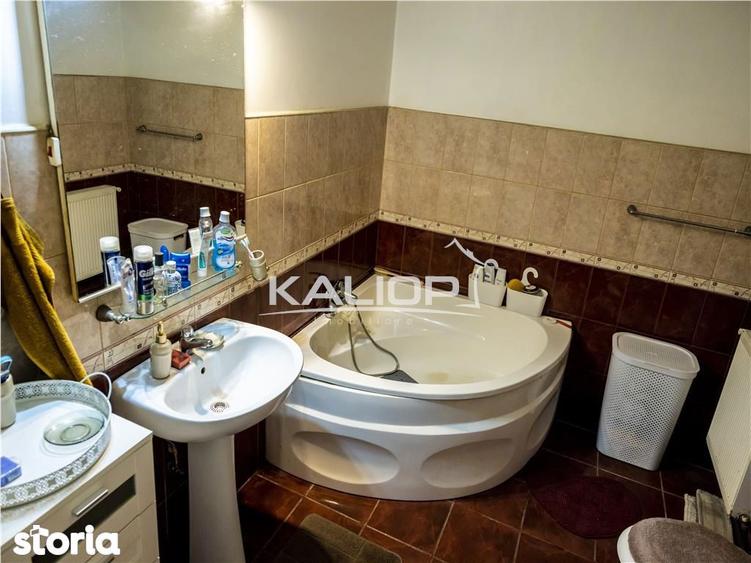 Casă cu 6 camere cu Teren 2900 Mp în Mica
