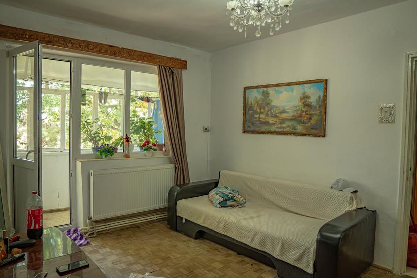Apartament cu 2 camere semidecomandat în Moinești
