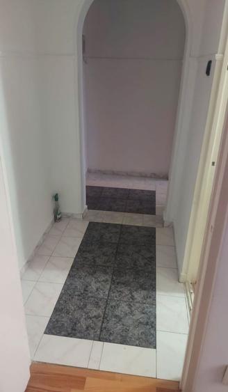 Apartament cu 3 camere semidecomandat în Rahova