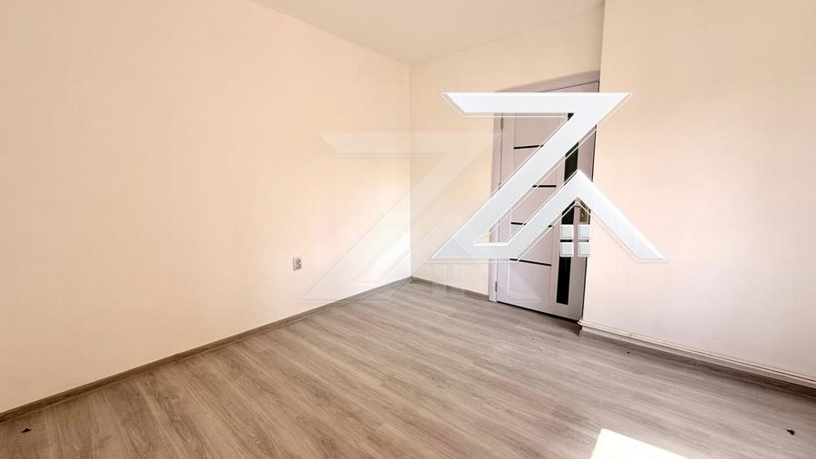 Apartament cu 4 camere decomandat în Craiovița Nouă