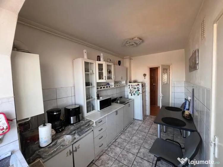 Apartament cu 3 camere decomandat în Astra