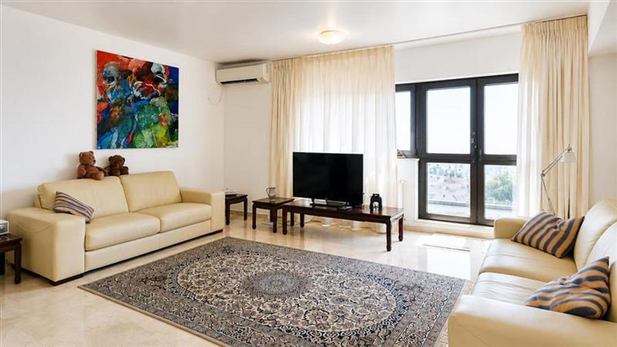 Apartament cu 3 camere decomandat, mobilat în Centrul Civic