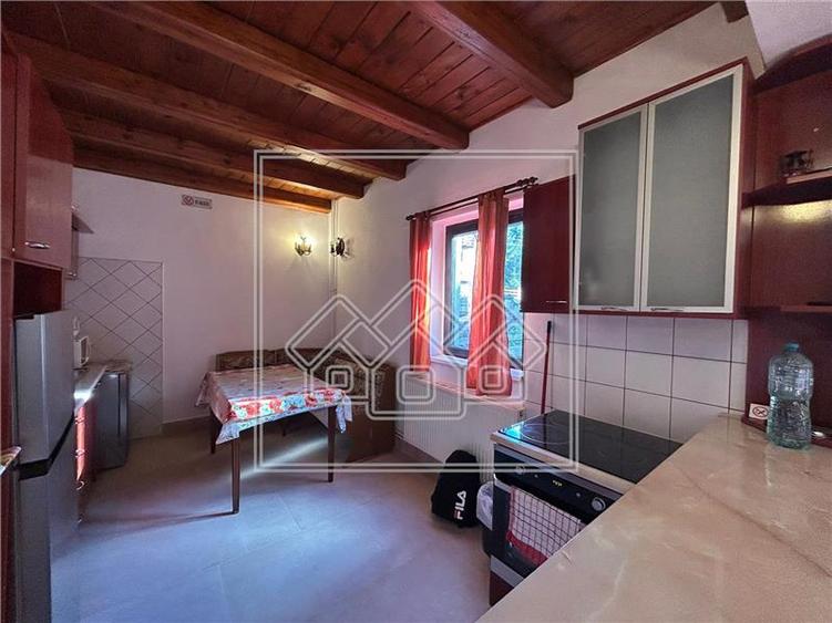 Casă individuală cu 8 camere cu Teren 377 Mp în Păltiniș