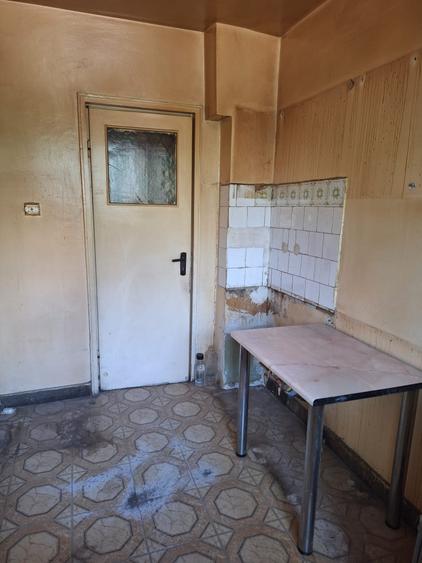 Apartament cu 3 camere semidecomandat în Giulești