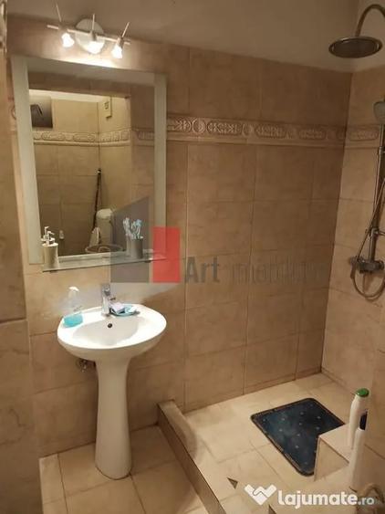 Apartament cu 3 camere semidecomandat în Universitate