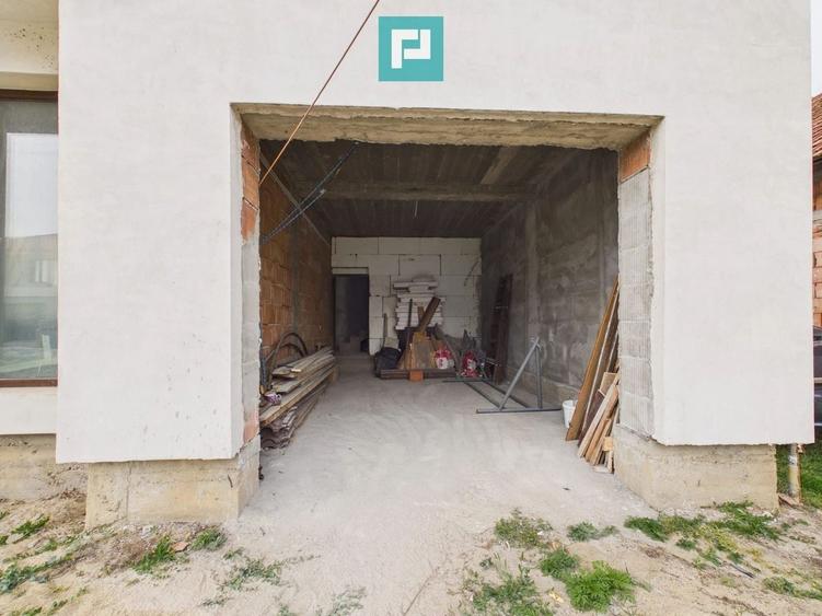 Casă individuală cu 5 camere cu Canalizare în Est