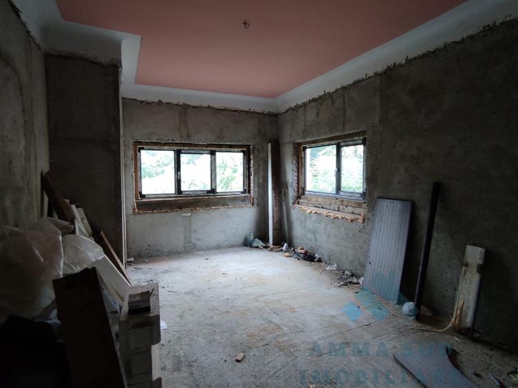 Casă individuală cu 10 camere cu Canalizare în Furnica