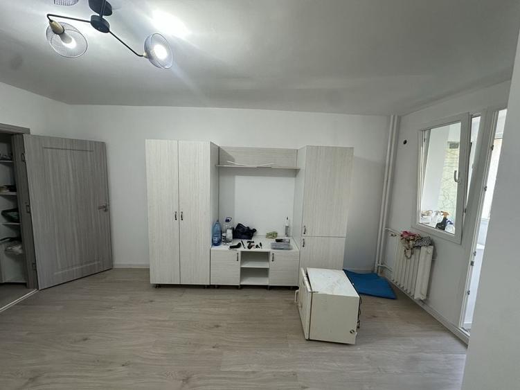 Garsonieră decomandată în Titan
